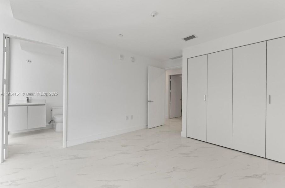 Spacious, unfurnished interior of a new home in , Miami (Image 33).