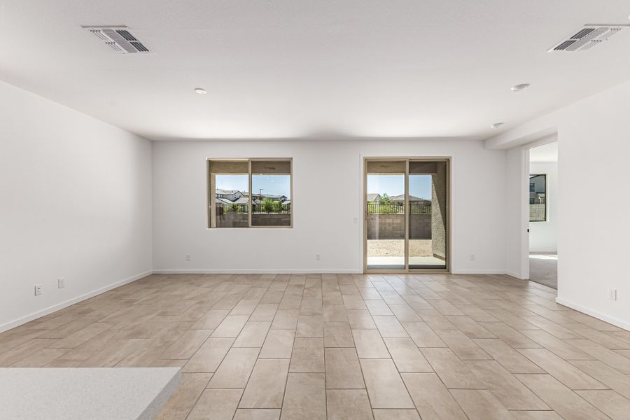 Spacious, unfurnished interior of a new home in Frontera, Surprise (Image 8).