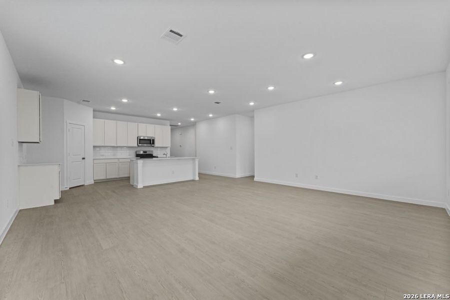 Spacious, unfurnished interior of a new home in Sky Ranch, New Braunfels (Image 17).