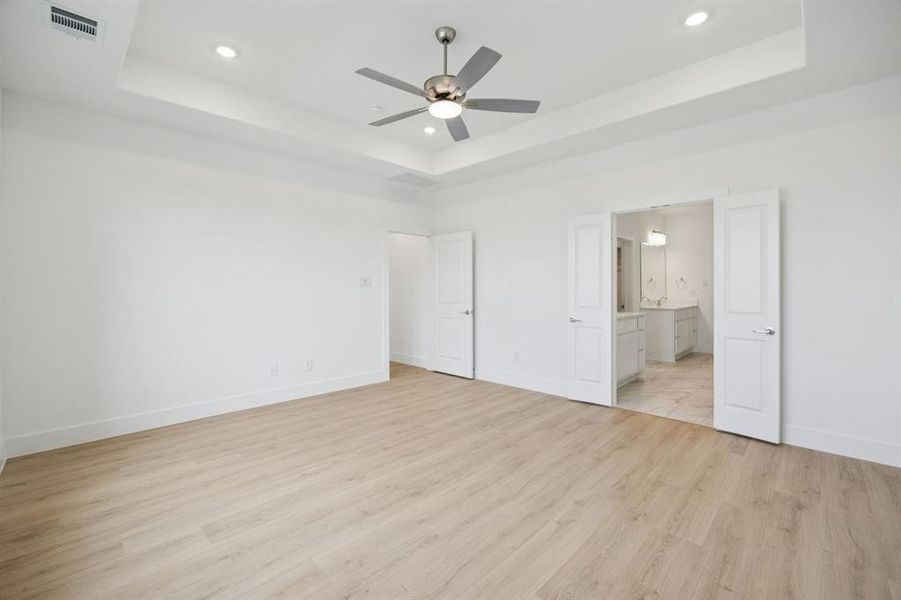 Spacious, unfurnished interior of a new home in Dove Hollow, Waxahachie (Image 27).