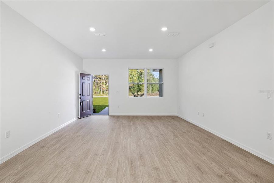 Spacious, unfurnished interior of a new home in , Citrus Springs (Image 31).