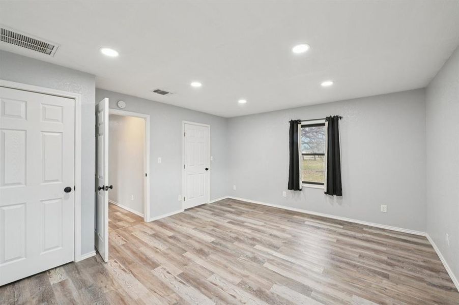Spacious, unfurnished interior of a new home in , Weatherford (Image 25).