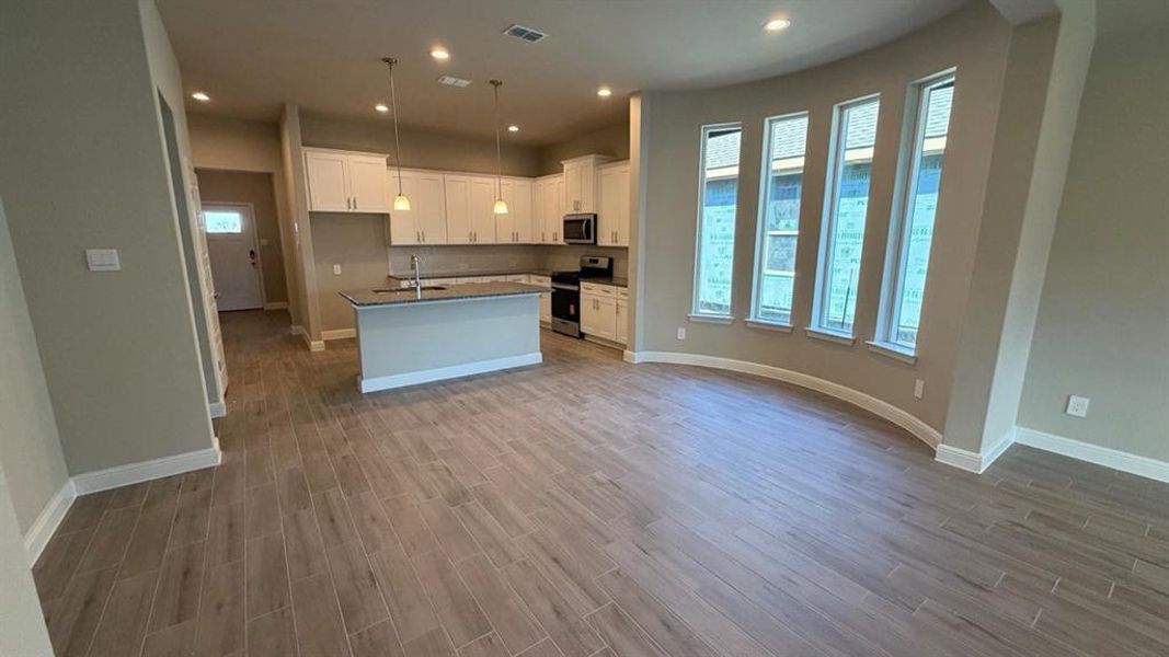 Spacious, unfurnished interior of a new home in Rock Creek Ranch, Fort Worth (Image 13).