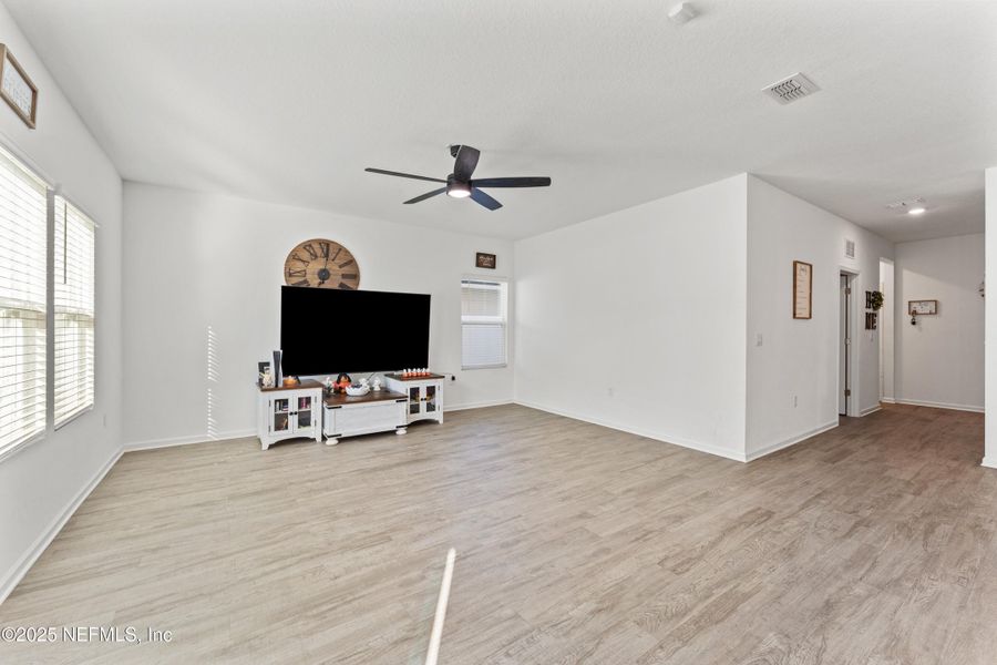 Spacious, unfurnished interior of a new home in Cross Creek Express, Green Cove Springs (Image 18).