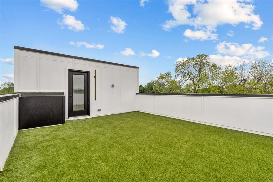 Exterior details and patio area of a home in , Dallas (Image 3).