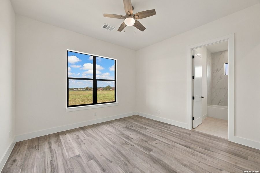 Spacious, unfurnished interior of a new home in , Floresville (Image 23).