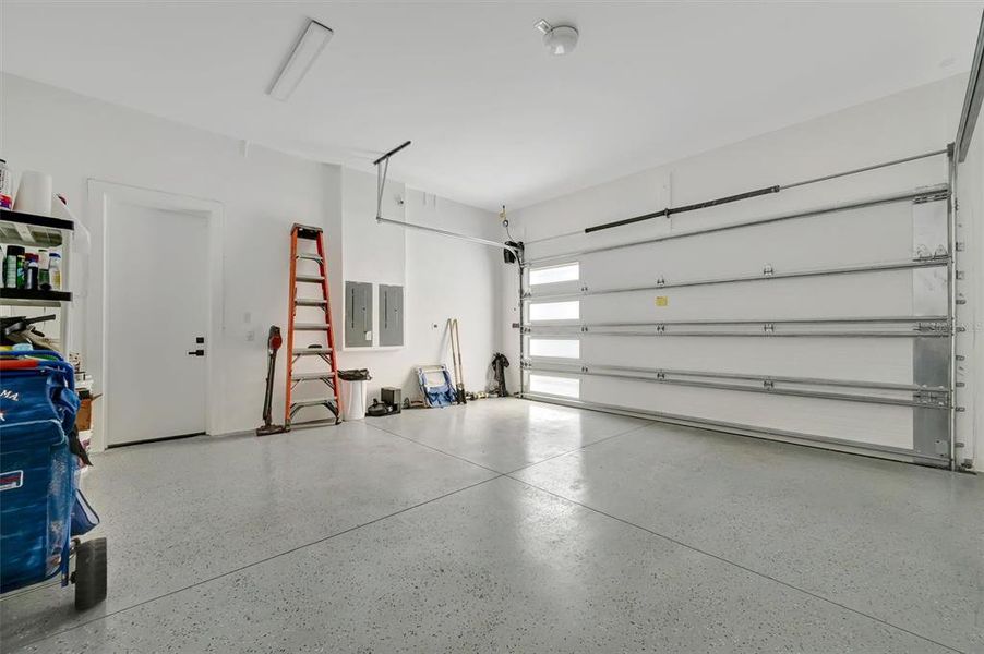 Spacious, unfurnished interior of a new home in , Sarasota (Image 21).