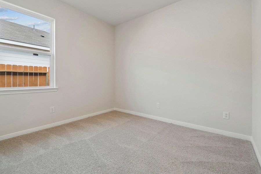 Spacious, unfurnished interior of a new home in Sweetwater Ridge, Conroe (Image 12).