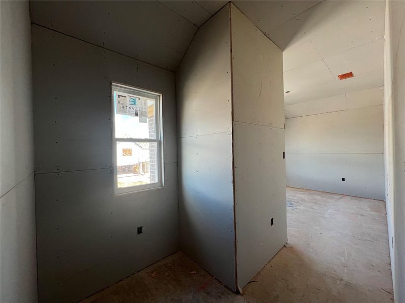 Spacious, unfurnished interior of a new home in Rolling Glen, Hutto (Image 33).