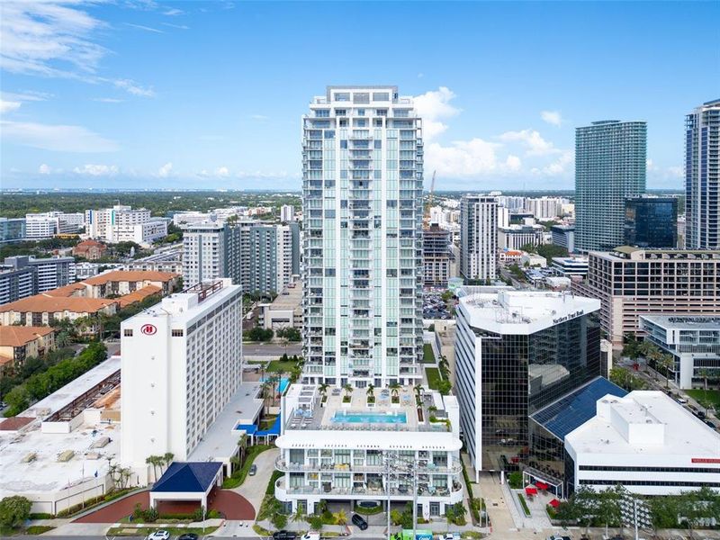 Condo located in St. Petersburg, FL showcasing its design and architecture (Image 25).