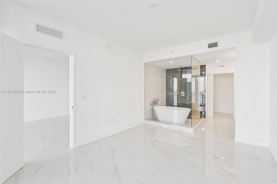 Spacious, unfurnished interior of a new home in Aria Reserve, Miami (Image 18).