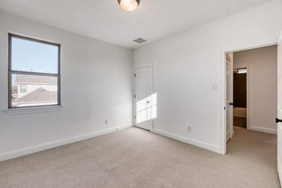 Spacious, unfurnished interior of a new home in The Porch at Du Pre, Buda (Image 7).