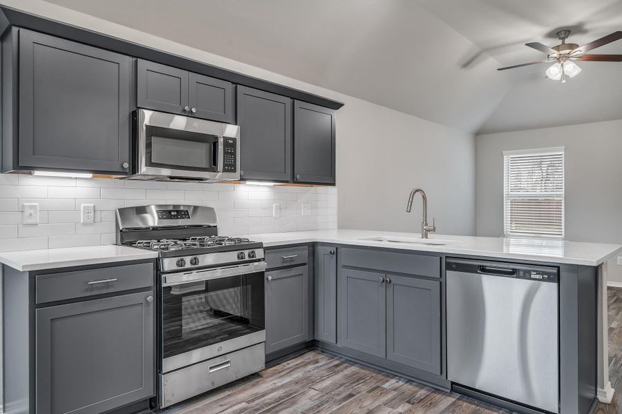 **Photos are sample photos of similar plan. Colors and features might vary** **Photos are sample photos of similar plan. Colors and features might vary**