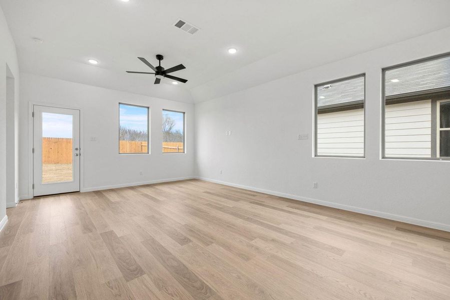Spacious, unfurnished interior of a new home in Trinity Ranch, Elgin (Image 15).