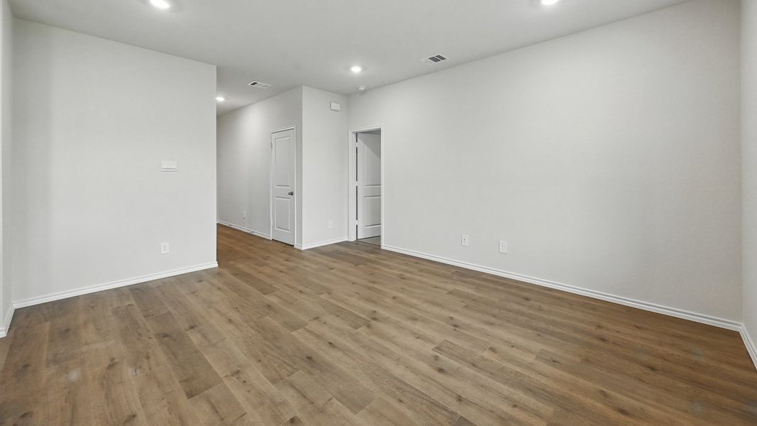 Spacious, unfurnished interior of a new home in Oak Valley Estates, Bullard (Image 28).