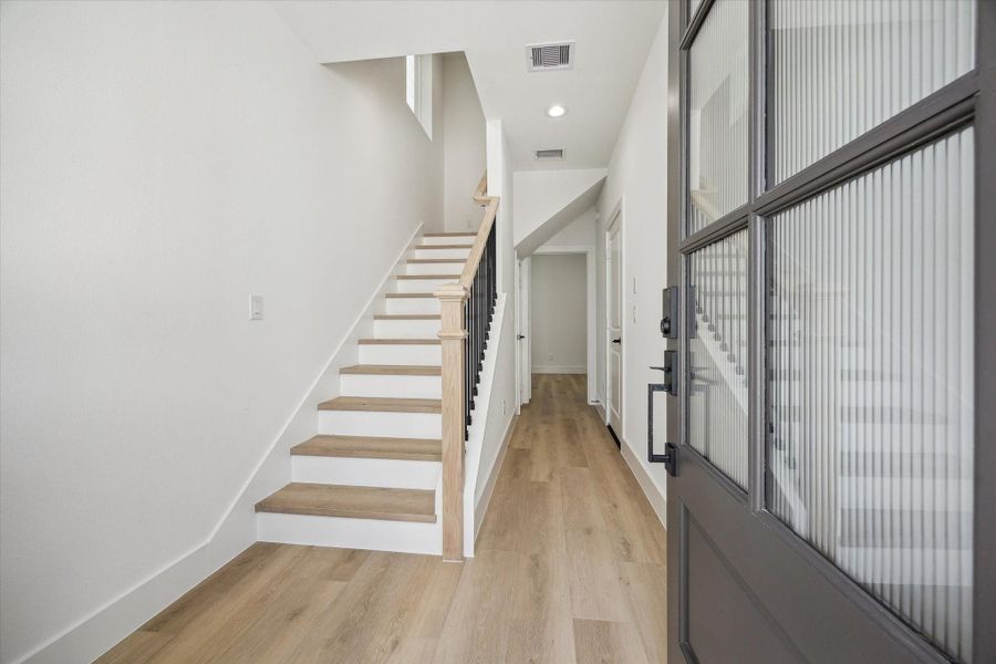 Spacious, unfurnished interior of a new home in Thornton Oaks, Houston (Image 27). Spacious, unfurnished interior of a new home in Thornton Oaks, Houston (Image 27).