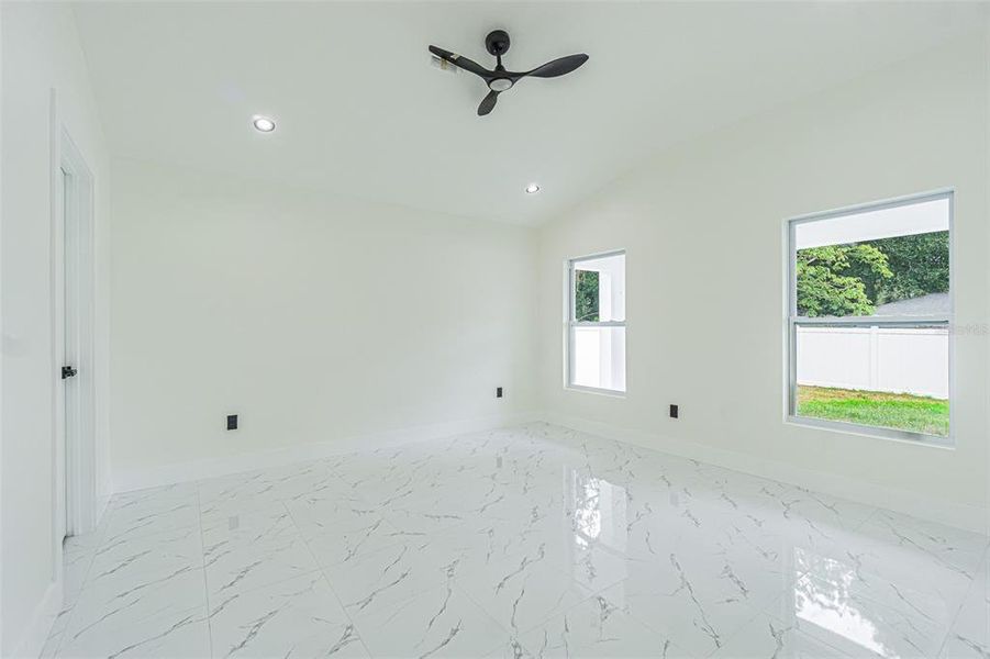 Spacious, unfurnished interior of a new home in , Tampa (Image 15).