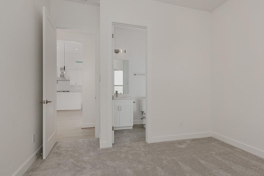 Spacious, unfurnished interior of a new home in Lake Breeze, Willis (Image 37).