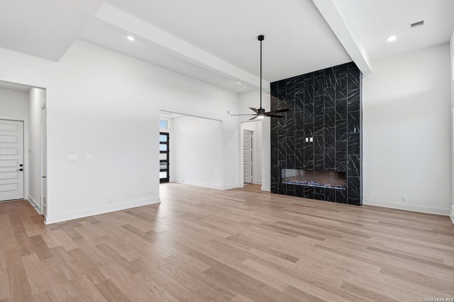 Spacious, unfurnished interior of a new home in Prominence Urban, San Antonio (Image 25).
