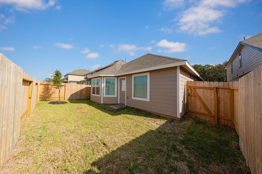 Exterior details and patio area of a home in Mackenzie Creek, Conroe (Image 3).