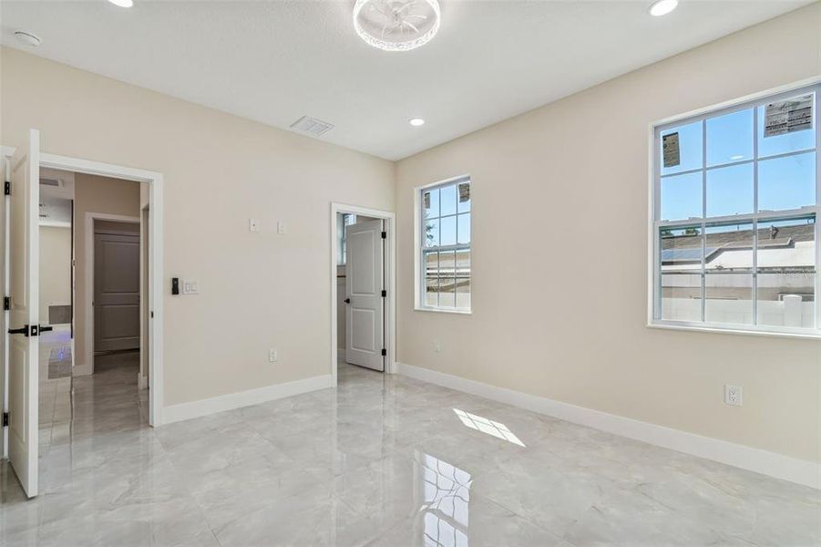 Spacious, unfurnished interior of a new home in , Tampa (Image 20).