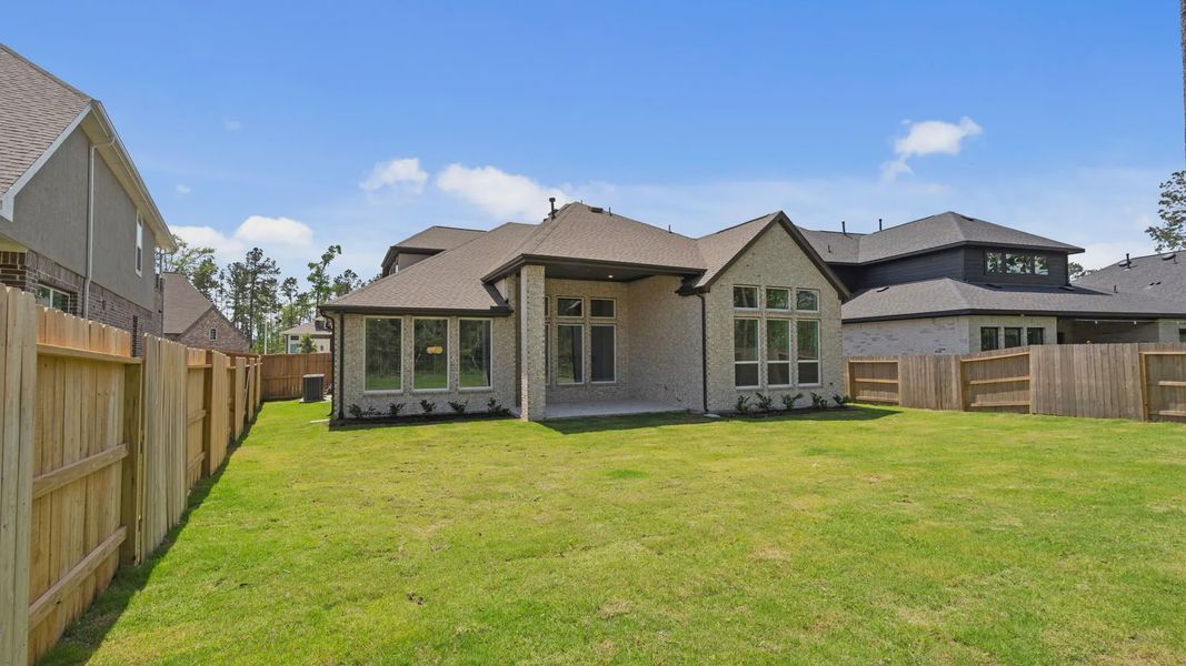 Exterior details and patio area of a home in Evergreen 60s, Conroe (Image 4).