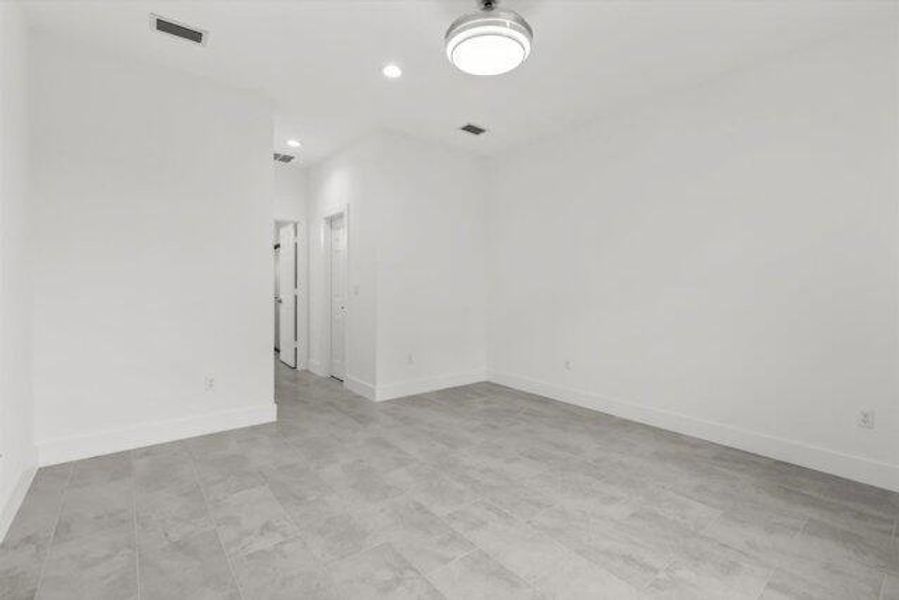 Spacious, unfurnished interior of a new home in , Vero Beach (Image 19).