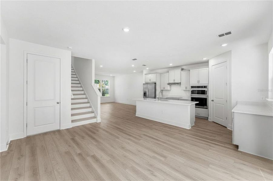 Spacious, unfurnished interior of a new home in Wekiva Springs Cove, Apopka (Image 18).