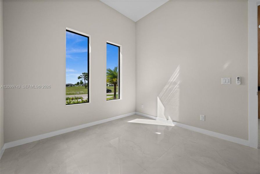 Spacious, unfurnished interior of a new home in , Cape Coral (Image 20).