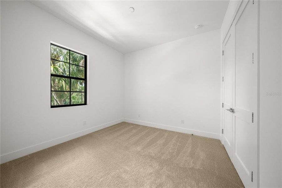 Spacious, unfurnished interior of a new home in , Sarasota (Image 28).