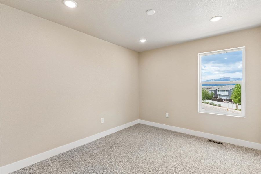 Spacious, unfurnished interior of a new home in Aspen Meadows, Colorado Springs (Image 35).