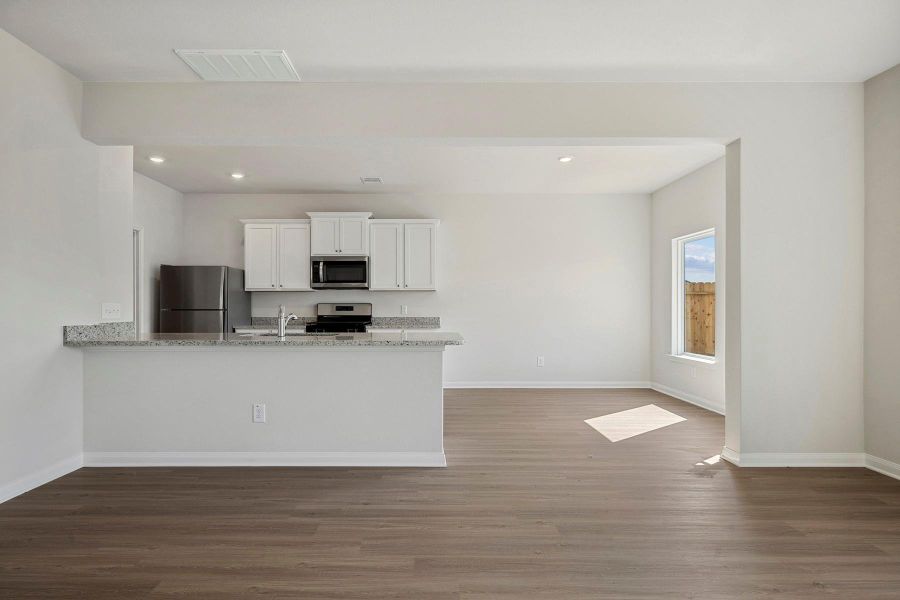 Spacious, unfurnished interior of a new home in Trails at Cochran Ranch, Waller (Image 15).