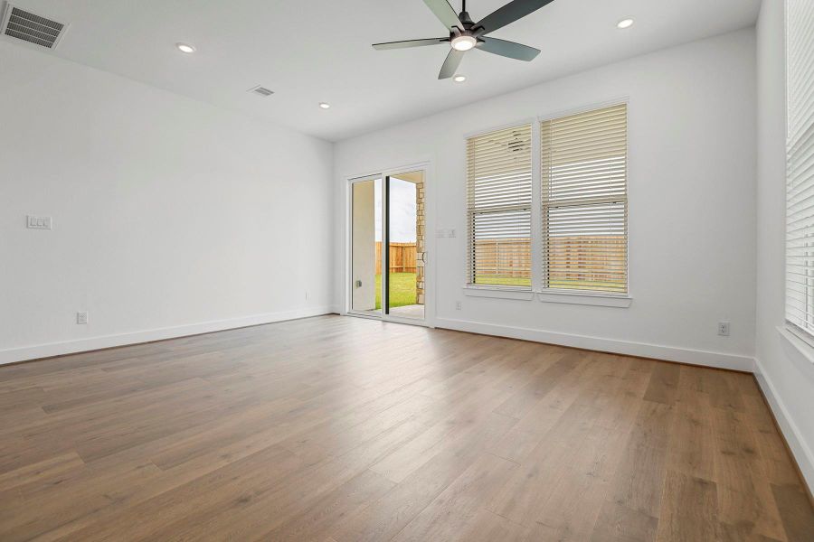 Spacious, unfurnished interior of a new home in Hallimore Ranch, Rosenberg (Image 22).