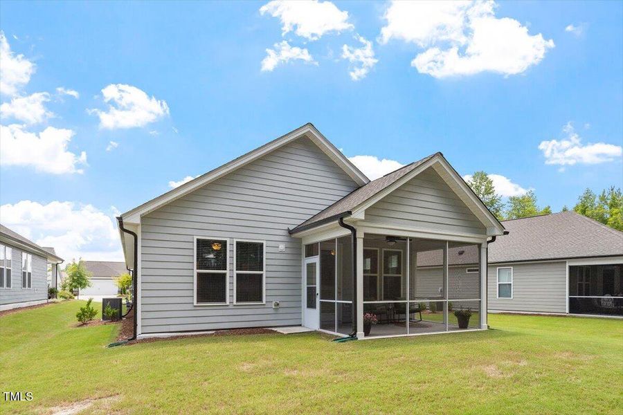 04-8212 White StarvDrive [2396962]_04