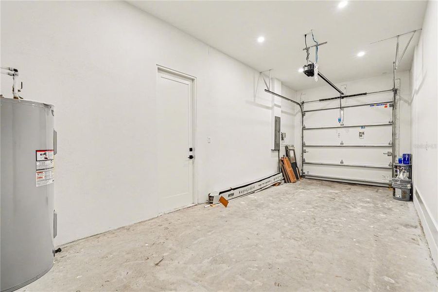 Spacious, unfurnished interior of a new home in , Seffner (Image 41).