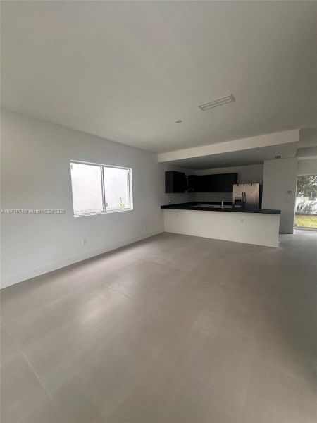 Spacious, unfurnished interior of a new home in , Fort Lauderdale (Image 10).