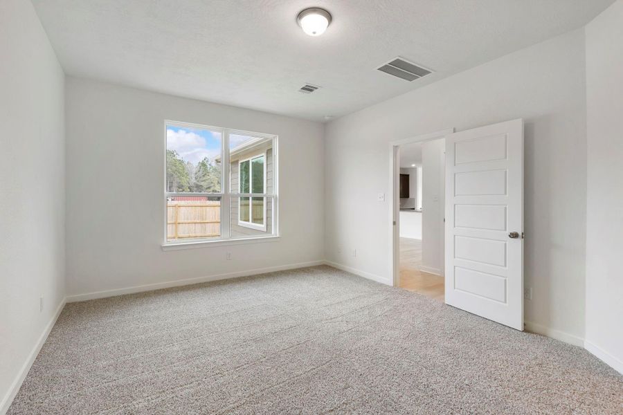 Spacious, unfurnished interior of a new home in Sterling Ridge, Huntsville (Image 27).
