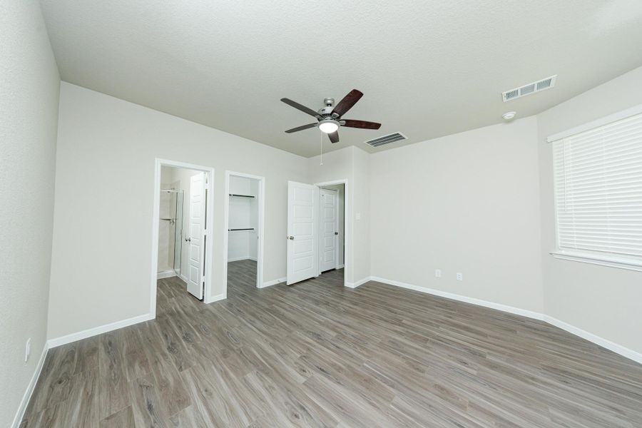 Spacious, unfurnished interior of a new home in Mackenzie Creek, Conroe (Image 13). Spacious, unfurnished interior of a new home in Mackenzie Creek, Conroe (Image 13).