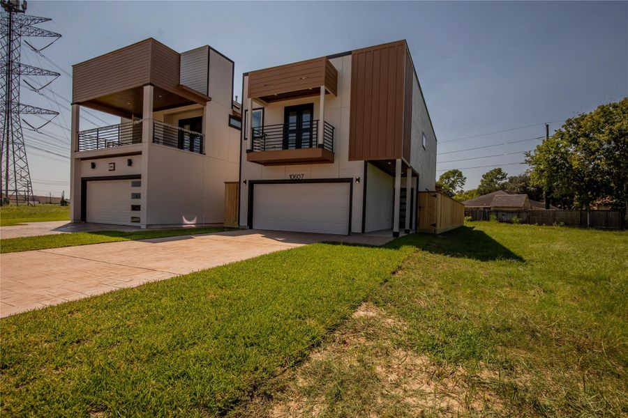 Front exterior of a new home in , Houston, TX, highlighting curb appeal (Image 21).
