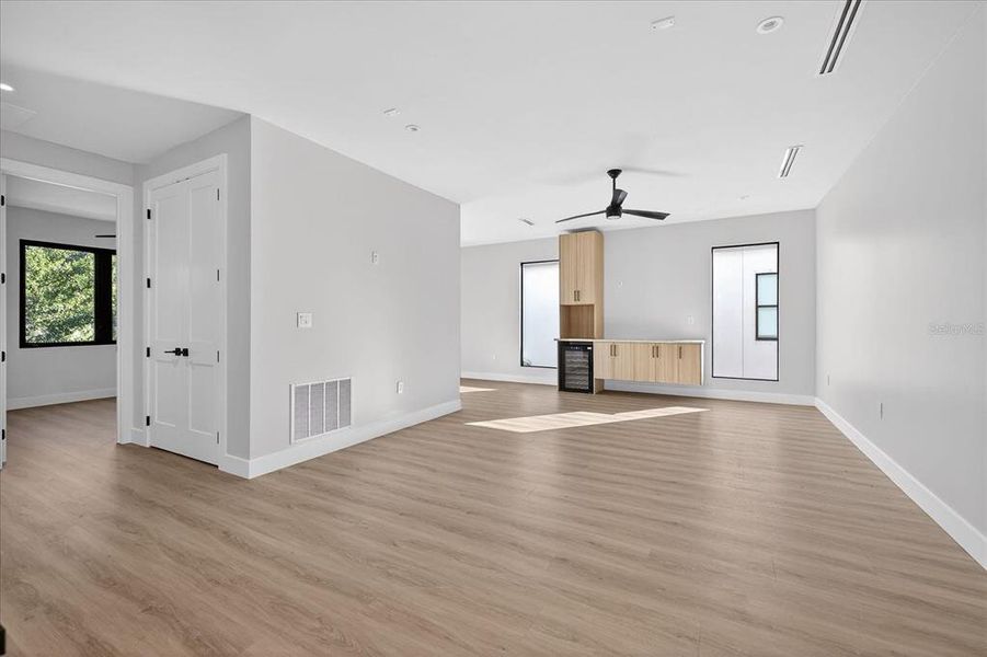 Spacious, unfurnished interior of a new home in , Tampa (Image 49).
