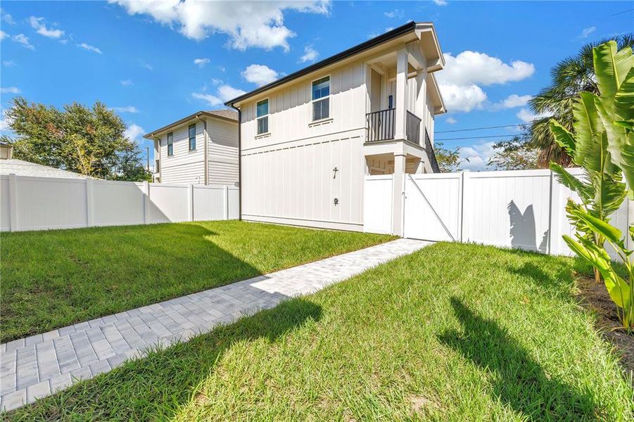 Exterior details and patio area of a home in , St. Petersburg (Image 27).