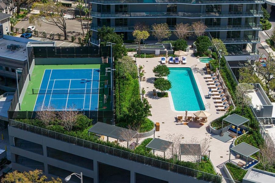 Condo located in Tampa, FL showcasing its design and architecture (Image 48).