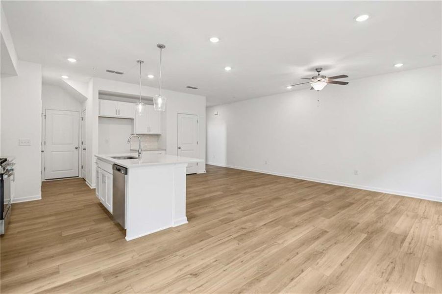 Spacious, unfurnished interior of a new home in Laurelwood, Douglasville (Image 9).