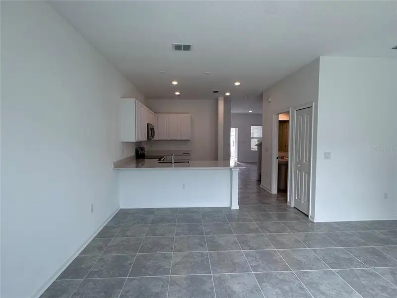 Spacious, unfurnished interior of a new home in , Kissimmee (Image 17).