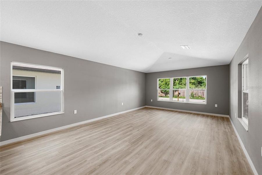Spacious, unfurnished interior of a new home in , Sarasota (Image 15).