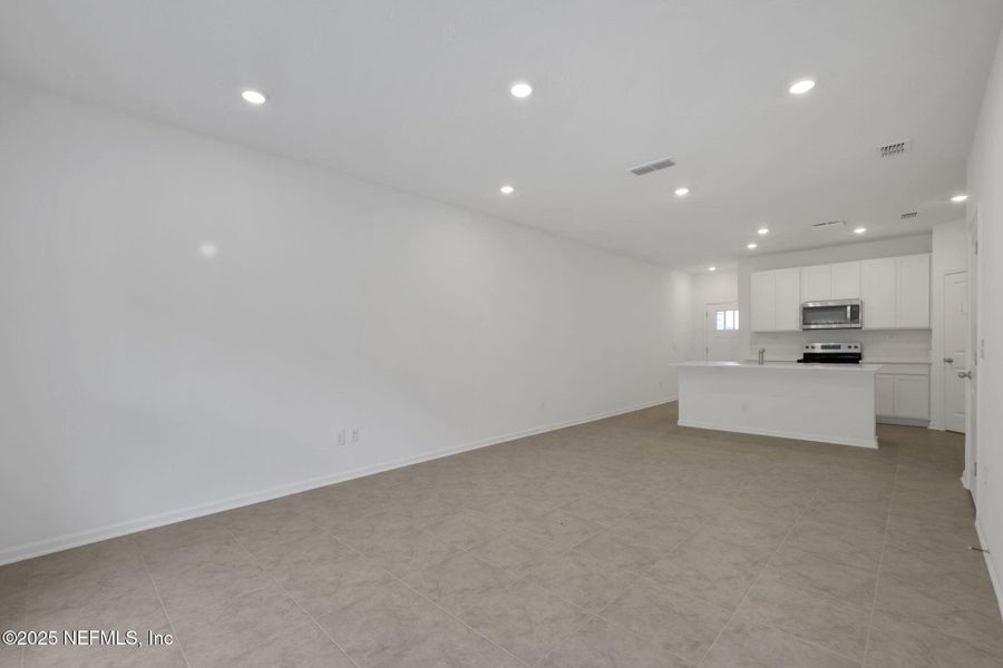 Spacious, unfurnished interior of a new home in Atlantis Pointe, Middleburg (Image 12).