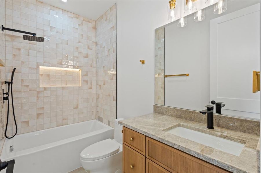 Furnished interior view inside a new home in , Dallas (Image 8).