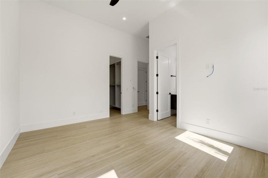 Spacious, unfurnished interior of a new home in , Sarasota (Image 24).