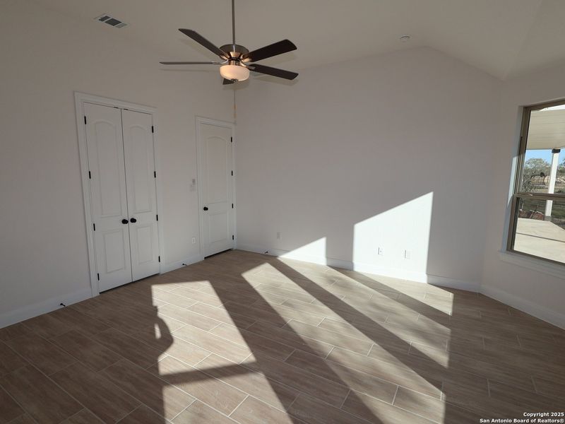 Spacious, unfurnished interior of a new home in Everly Estates, San Antonio (Image 9).