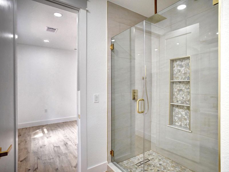 Spacious, unfurnished interior of a new home in , Bastrop (Image 27).